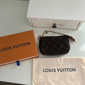 ♥️Louis Vuitton Mini Pochette Monogram♥️